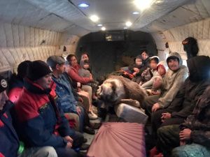 13 человек эвакуировали из затонувшей машины в Момском районе Якутии