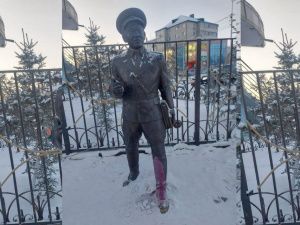 Памятник участковым в Якутске случайно испачкали подростки