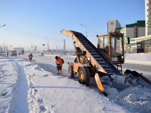 В праздник на уборку: Владимир Федоров поработал снегоуборщиком 23 февраля