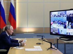 Путин призвал гендиректора «Сургутнефтегаза» поддержать многодетные семьи, назвав главу компании «нежадным мужиком»