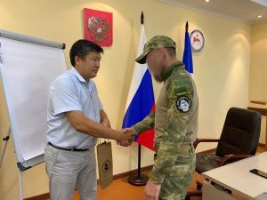 Участникам СВО по поручению Ил Дархана вручены якутские ножи