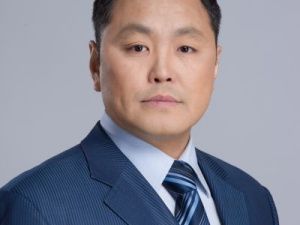 Председатель Якутской городской Думы Альберт Семенов поздравляет с Днем местного самоуправления