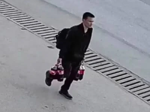 Полиция ищет похитителя напитков в парке