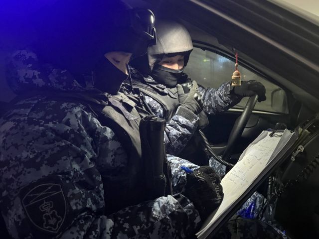 В Якутске росгвардейцы задержали агрессивную девушку, которая мешала медикам оказать помощь мужчине-суициднику