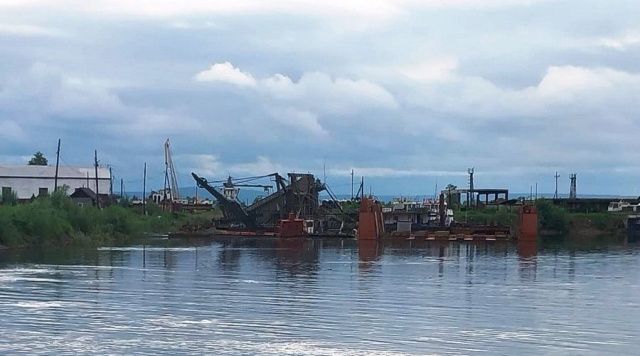 В притоке реки Лены частично затонул штанговый кран с земснарядом
