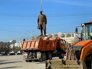 В Якутске демонтировали памятник Петровскому. На его месте установят скульптуру Фаины Авдеевой