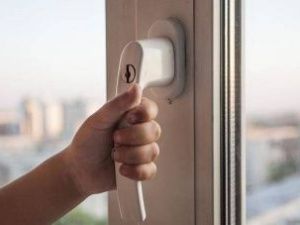 В Якутске пятилетний мальчик выпал из окна третьего этажа