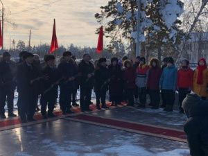 Глава Якутии возложил живые цветы к памятнику Герою Советского Союза Фёдору Попову