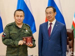 Айсен Николаев вручил якутянам государственные награды в преддверии Нового года