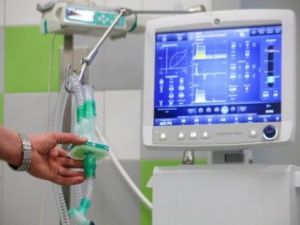 Родственники заболевшей коронавирусом 65-летней женщины, приехавшей из Эвено-Бытантайского улуса, не знают, где она могла заразиться