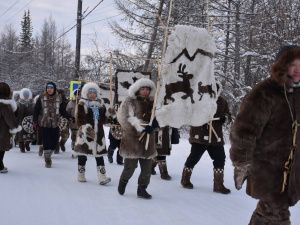 Фото: шествие в национальных костюмах в Оленекском районе в День оленевода