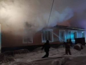 Из горящего дома в селе Мегино-Кангаласского улуса эвакуировали пять человек