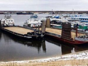 На паромной переправе у Якутска остались два парома