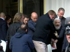 Появилось видео задержания Ассанжа