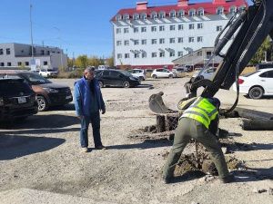 Дальнобойщики откликнулись на призыв главы Якутска и убрали все пни на парковке аэропорта