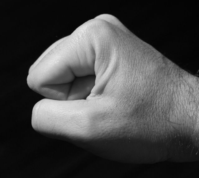 В одном из баров Якутска мужчина сломал незнакомцу нос и глазницу за то, что он смотрел на него