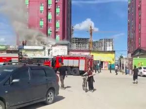 В Якутске произошел пожар на оптовой базе