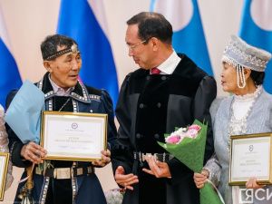 Айсен Николаев вручил стипендии олонхосутам, запевалам осуохая, кузнецам и народным мастерам Якутии