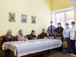 Молодые сотрудники и ветераны уголовно-исполнительной инспекции УФСИН посетили пансионат для пожилых людей