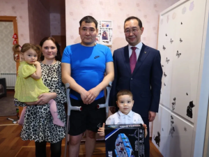 Айсен Николаев навестил участника спецоперации в Кобяйском улусе