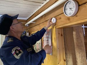 В Таттинском районе продолжается установка автономных дымовых пожарных извещателей