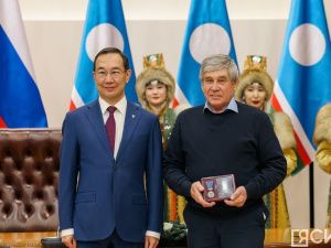 Айсен Николаев вручил якутянам государственные награды в преддверии Нового года