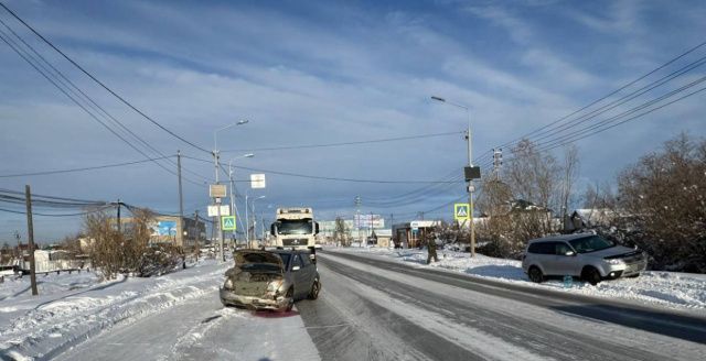 На Покровском шоссе в Якутске столкнулись три автомобиля: Пострадал 9-летний пассажир