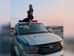 В Якутске молодых людей, устроивших фотосессию на крыше автомобиля ГИБДД, привлекли к ответственности за мелкое хулиганство