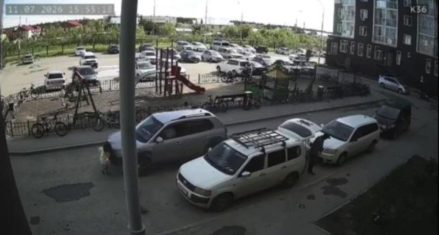 В Якутске во дворе дома на Билибина водитель сбил девочку: ДТП попало на видео