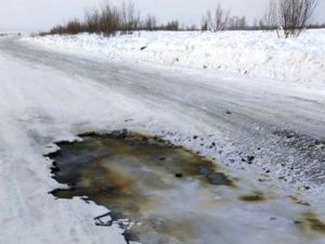 В Якутии неизвестные бросили на дороге лопнувшую ёмкость с нефтепродуктами
