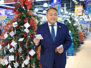 Альберт Семенов: Нам очень важно, чтобы ни один ребенок в нашем городе не остался без новогоднего подарка