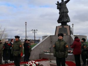 В Якутске возложили цветы к памятнику Матери