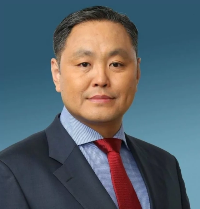 Поздравление Председателя Якутской городской Думы Альберта Семенова с Днем пожилых людей