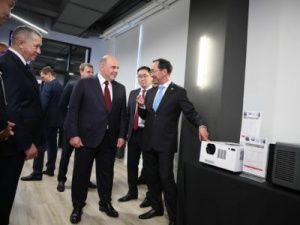 Мишустин оценил якутский кинопроектор «Extra Cinema»
