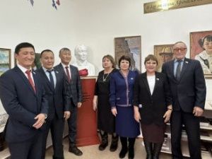 В Бердигестяхской школе установили бюст художника Афанасия Осипова