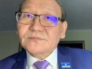 Ким-Кимэн следит за сладкими якутскими мальчиками?