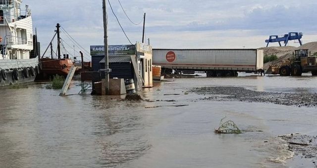 Энергетики обесточили несколько улиц Якутска из-за подтопления