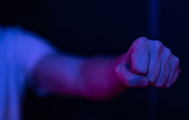 Переломы костей черепа, кровоизлияния в мозг и его смещение: В Якутске мужчина чуть не убил одним ударом незнакомца