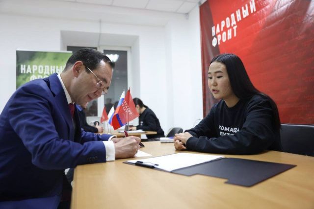 Глава Якутии Айсен Николаев поставил подпись в поддержку президента России Владимира Путина