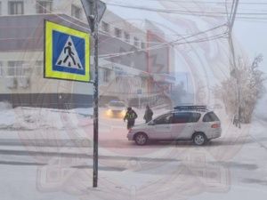 Автомобиль сбил пешехода на нерегулируемом перекрёстке в Якутске