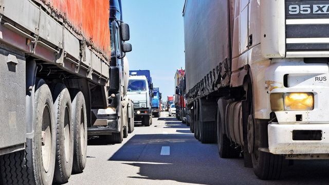 Мэр Якутска поручил обсудить проблему движения большегрузов по улицам города