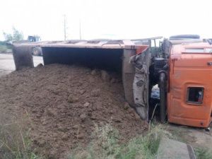 В Чурапчинском районе перевернулся перегруженный "КамАЗ": водитель госпитализирован