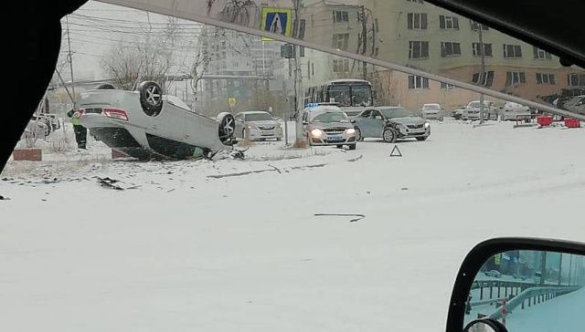 В Якутске автомобиль перевернулся после столкновения с другой машиной