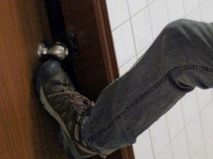 В Якутске четверо налетчиков ворвались в квартиру и потребовали более 100 тысяч рублей