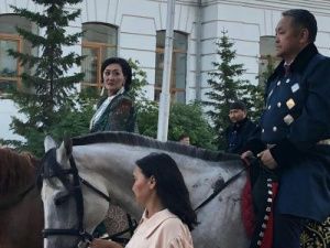 Видеофакт: Сардана Авксентьева возглавила колонну всадников