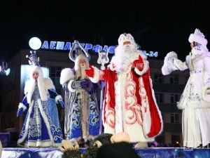 Фоторепортаж: зажжение новой новогодней ёлки в Якутске