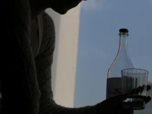 В Горном улусе нетрезвая мать прямо на улице начала бить свою трехлетнюю дочь