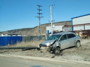В Якутске автомобилист протаранил два столба