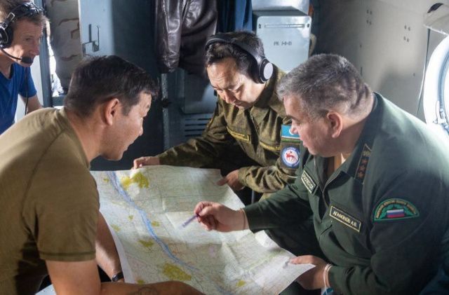 Айсен Николаев вылетел в Хангаласский улус для мониторинга действующих пожаров