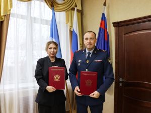Заместитель председателя Правительства республики Ольга Балабкина и начальник УФСИН России по РС(Я) Василий Седрисев подписали Соглашение о пробации